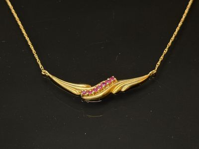 Collier en or serti d'une ligne de grenats.