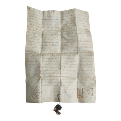 un vieux papier sur lequel figurent des inscriptions, avec une clé au milieu