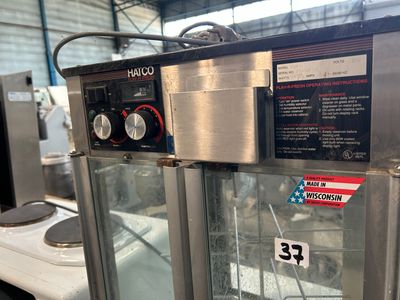 une photo d'une machine posée sur un comptoir