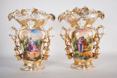 paire de vases anciens en porcelaine ornés de scènes peintes