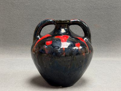 MASSIER à Vallauris. Vase à deux anses.