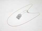 gros plan d'un collier auquel est attachée une étiquette