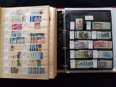 un livre ouvert avec des timbres, posé sur une table