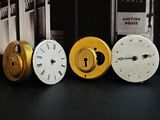 quatre horloges différentes posées les unes à côté des autres sur une table