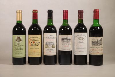 plusieurs bouteilles de vin sont alignées sur une table