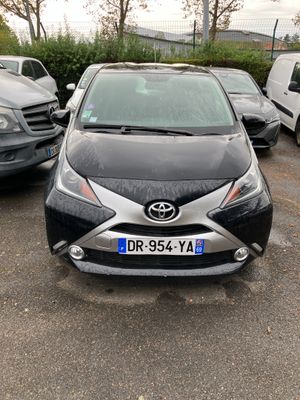 une voiture garée dans un parking avec d'autres voitures