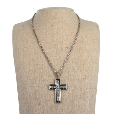 gros plan d'un collier avec une croix sur un mannequin