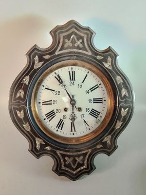 une horloge à chiffres romains accrochée au mur