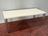 une image représentant une table blanche dans une pièce