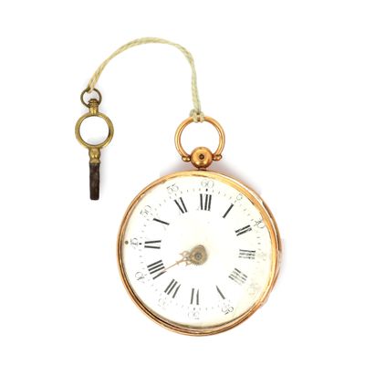 une montre de poche en or à laquelle est accrochée une clé sur le côté