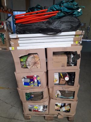 des cartons empilés les uns sur les autres dans un garage