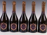 quatre bouteilles de vin sont alignées