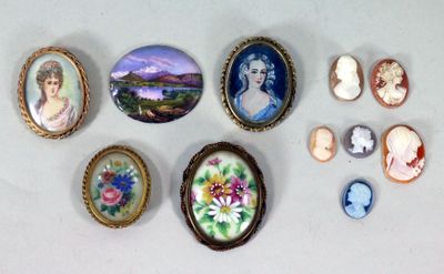 Réunion de broches, camées et émaux (H : 1,7 à 4,8 cm).