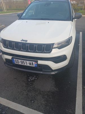 une jeep blanche garée sur un parking, dans un parking