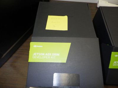 une boîte noire sur laquelle est collé un autocollant jaune
