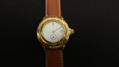 une image d'un gros plan d'une montre-bracelet sur une surface noire