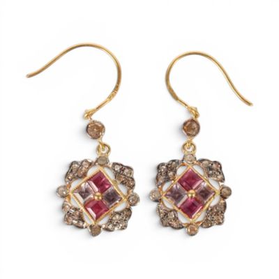 une paire de boucles d'oreilles ornées de pierres roses et blanches