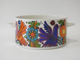 un bol blanc orné de fleurs et d'oiseaux colorés