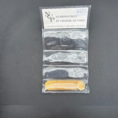 un peigne jaune posé sur une table noire