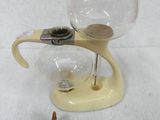 un verre muni d'une anse en bois et un verre contenant un autre verre