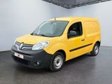 La camionnette jaune est garée dans une grande pièce.