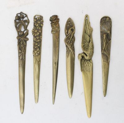 Réunion de 6 coupe papiers en bronze à motif sculptés signés…