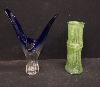 deux vases en verre posés l'un à côté de l'autre sur une table