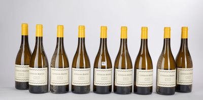 six bouteilles de vin alignées sur une table