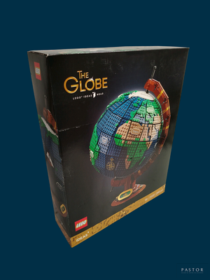 une boîte contenant une maquette de globe terrestre