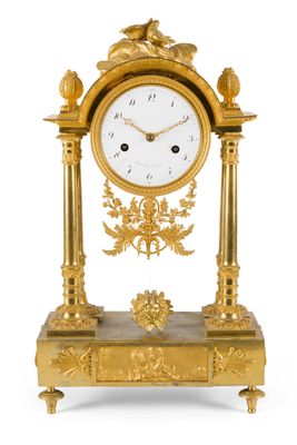 une horloge en or posée sur une table