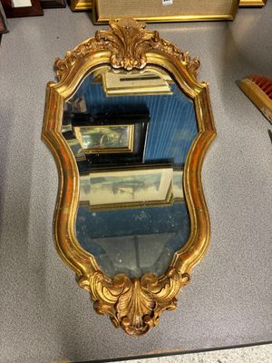 un miroir posé sur une table dans une pièce