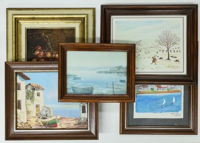 de nombreuses photos accrochées au mur de cette pièce