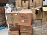 de nombreuses boîtes empilées dans une pièce