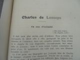 un gros plan sur un livre ouvert contenant une image en noir et blanc