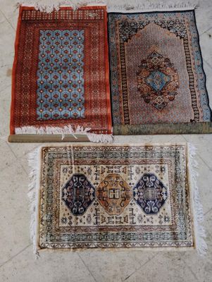 Réunion de trois fins tapis modernes.