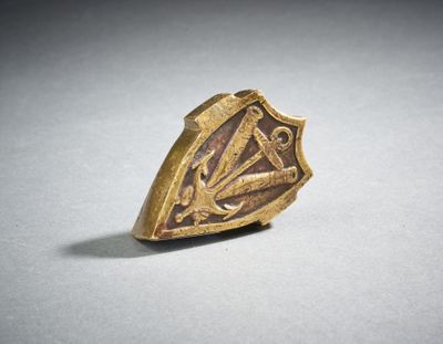 une bague en or ornée d'un symbole maçonnique