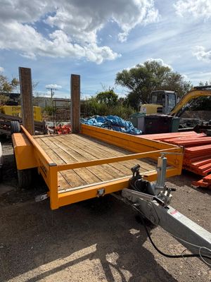 une photo d'une remorque équipée d'un plancher en bois
