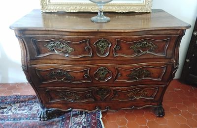 Commode ventrue en noyer sculpté - Mobilier Ancien