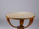 une image représentant une table en bois avec un piètement circulaire