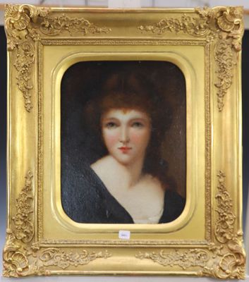 portrait d'une femme en robe noire dans un cadre doré
