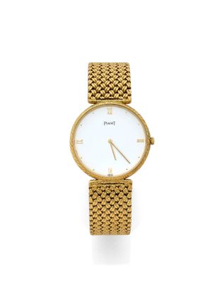 une image d'un gros plan d'une montre-bracelet sur un fond blanc