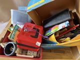 une boîte remplie de fournitures scolaires posée sur une table