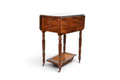 l'image d'une petite table surmontée d'un tiroir