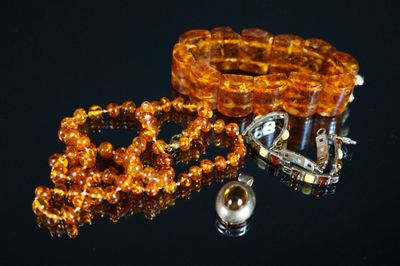 un collier et un bracelet ornés de perles sur un fond noir