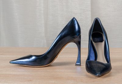 CHRISTIAN DIOR Paire d'escarpins en cuir bleu métallisé à dé… - Photo 1