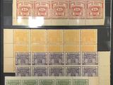 une collection de timbres provenant de différents pays, présentée dans une vitrine