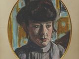 Portrait d'une femme coiffée d'un chapeau près d'une fenêtre, avec la fenêtre derrière elle