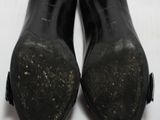 Il s'agit de deux paires de chaussures noires posées sur une surface blanche.