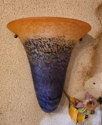 un vase et une figurine posés sur une table