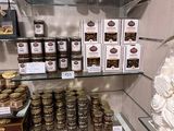 une étagère en verre sur laquelle sont disposés de nombreux aliments